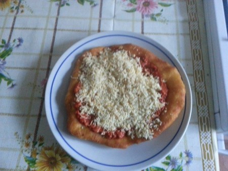 Kolbászkrémes füstölt sajtos lángos